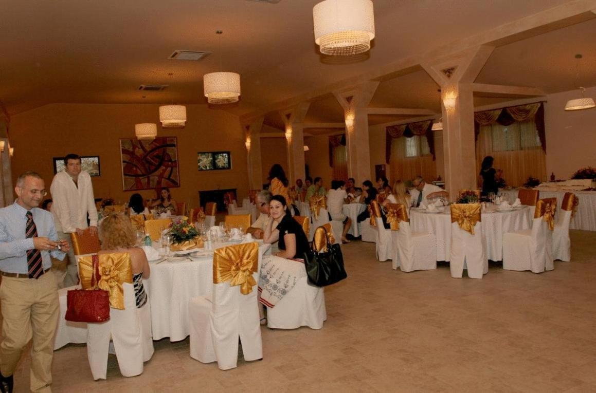 Club Insieme Grand Resort Potlogi Zewnętrze zdjęcie
