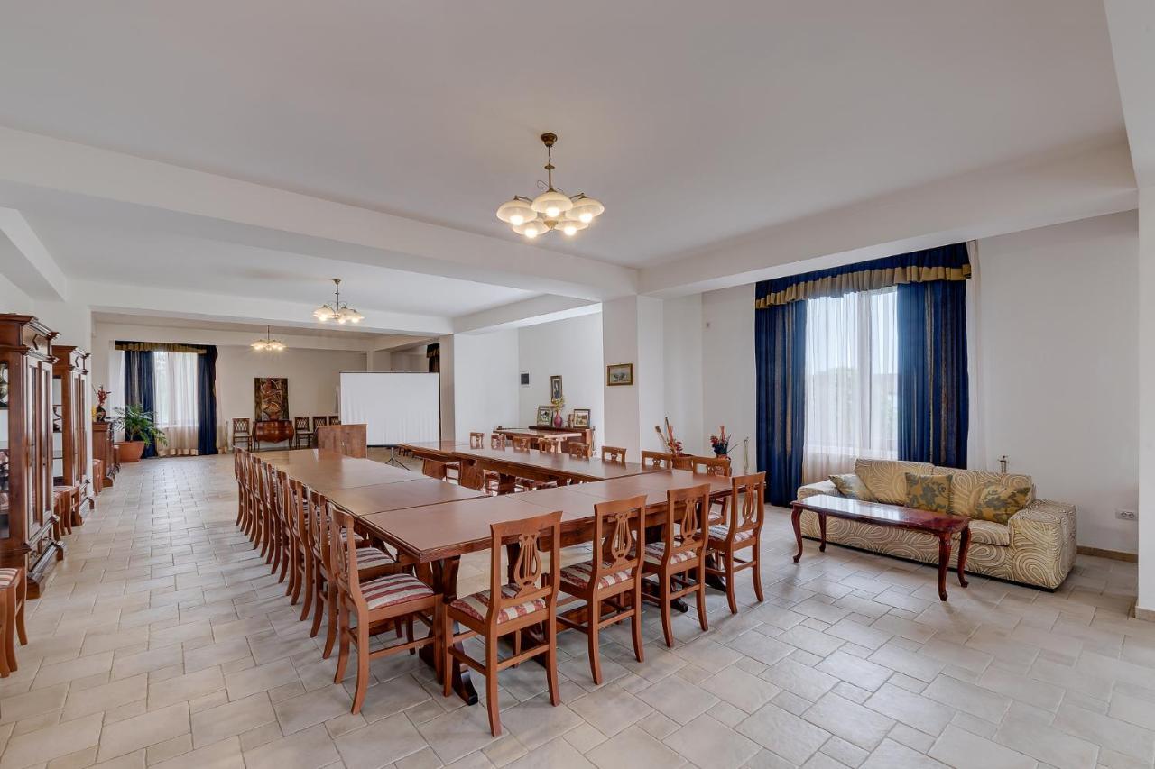 Club Insieme Grand Resort Potlogi Zewnętrze zdjęcie